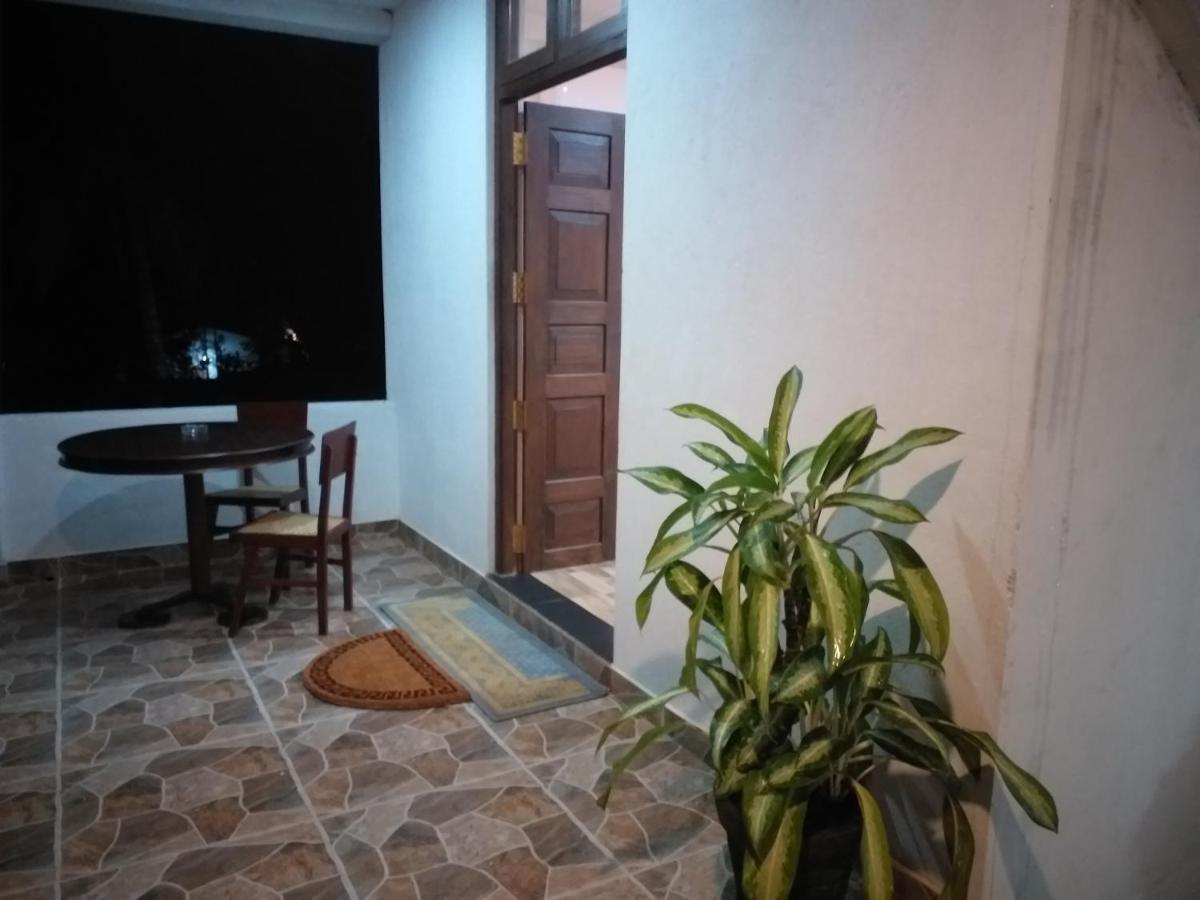 Hotel La Felicita Mirissa Kültér fotó